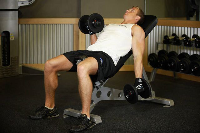 Alternate Incline Dumbbell Curl: finishing position