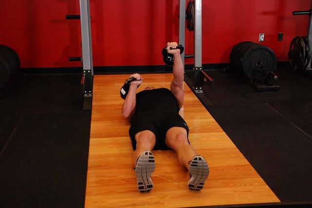 Alternating Floor Press: finishing position