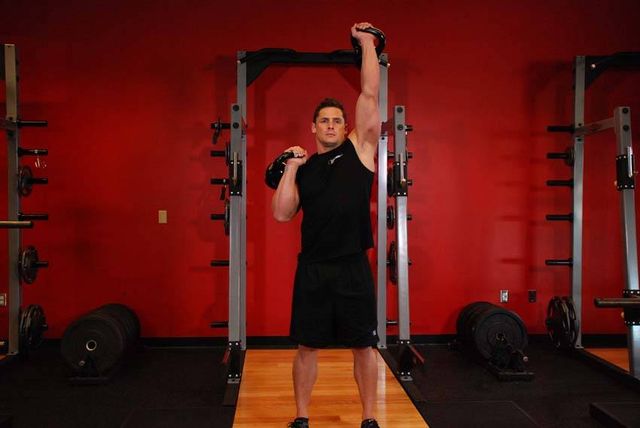 Alternating Kettlebell Press: finishing position