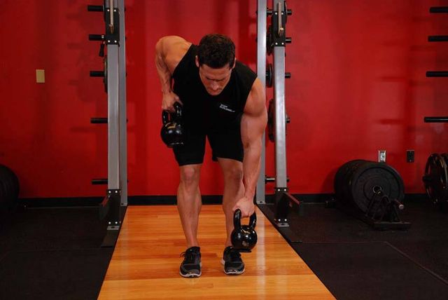 Alternating Kettlebell Row: finishing position