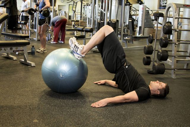 Ball Leg Curl: finishing position