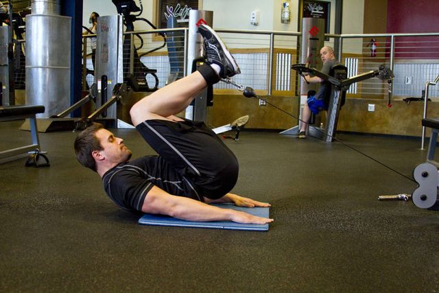Cable Reverse Crunch: starting position