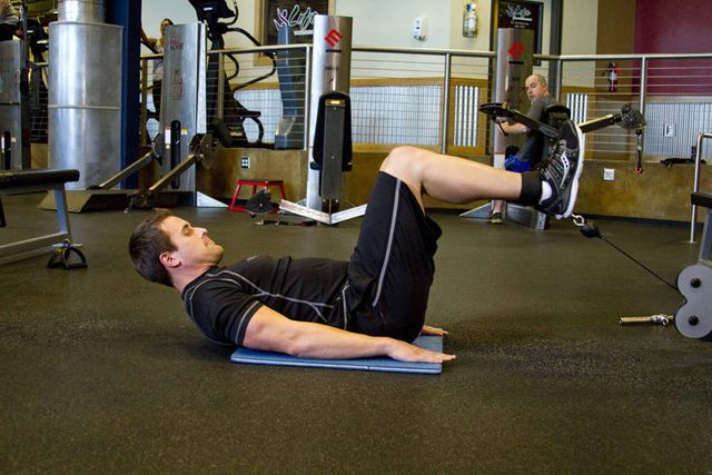 Cable Reverse Crunch: finishing position