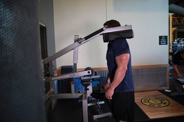 Calf-Machine Shoulder Shrug: finishing position