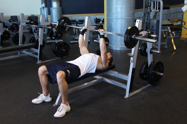 Close-Grip Barbell Bench Press: finishing position