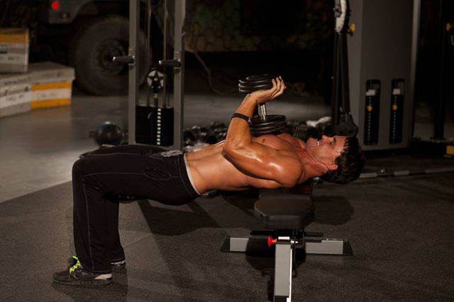 Close-Grip Dumbbell Press: finishing position