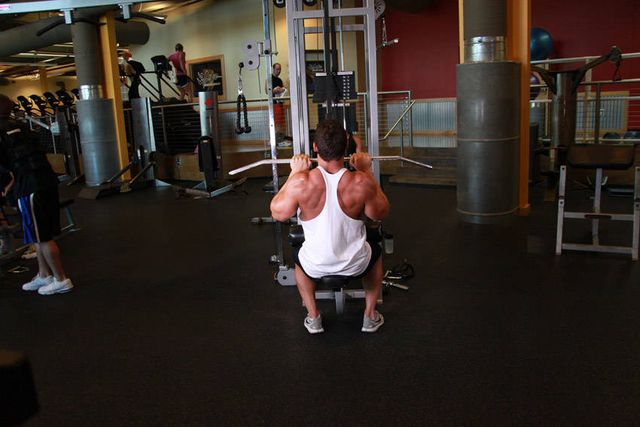 Close-Grip Front Lat Pulldown: finishing position
