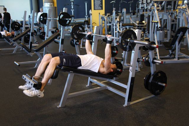 Decline Barbell Bench Press: finishing position