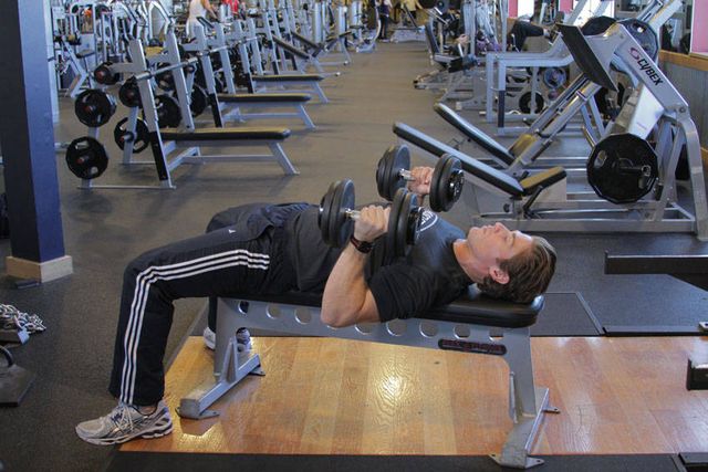 Dumbbell Bench Press with Neutral Grip: finishing position