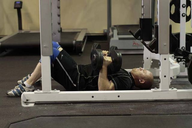 Dumbbell Floor Press: finishing position