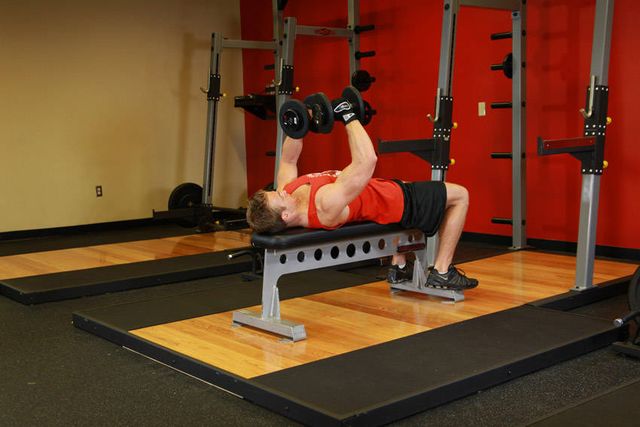 Dumbbell Flyes: starting position