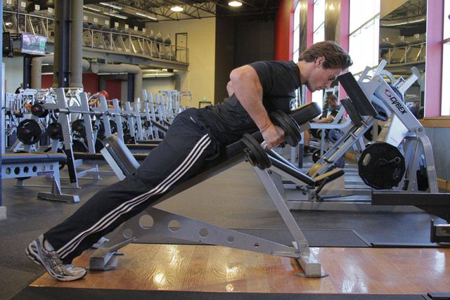 Dumbbell Incline Row: finishing position