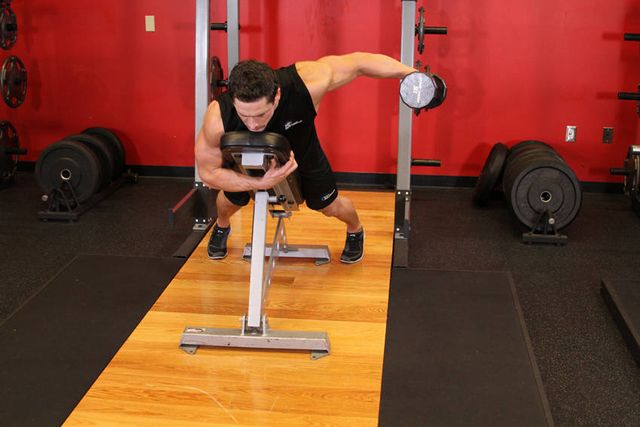 Dumbbell Lying One-Arm Rear Lateral Raise: finishing position