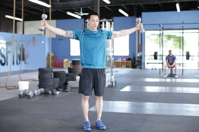 Dumbbell Scaption: finishing position