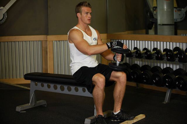 Dumbbell Seated One-Leg Calf Raise: finishing position