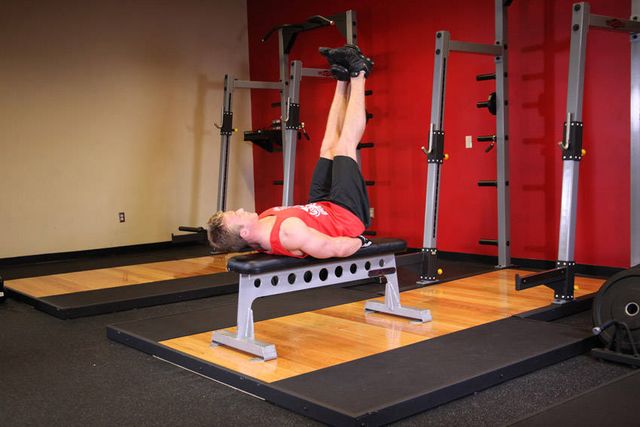 Flat Bench Lying Leg Raise: finishing position