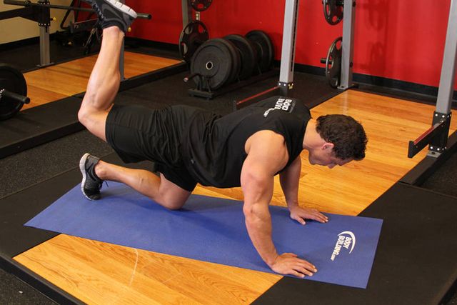 Glute Kickback: finishing position