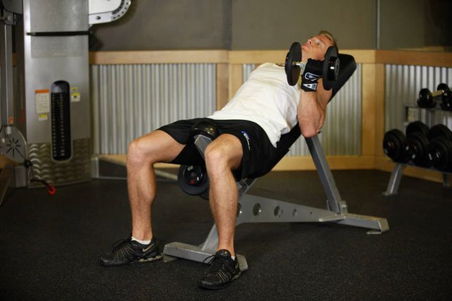 Incline Dumbbell Curl: finishing position