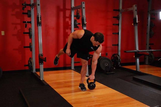 Kettlebell One-Legged Deadlift: finishing position