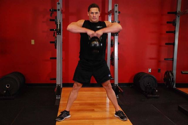 Kettlebell Sumo High Pull: finishing position