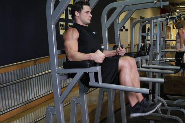 Knee/Hip Raise On Parallel Bars: finishing position