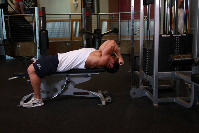 Lying Close-Grip Bar Curl On High Pulley: finishing position