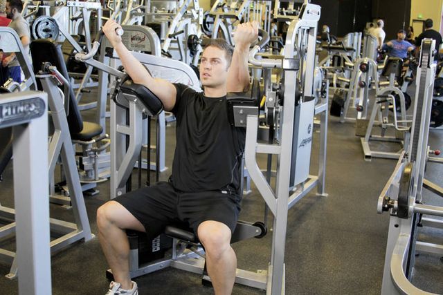 Machine Bicep Curl: starting position