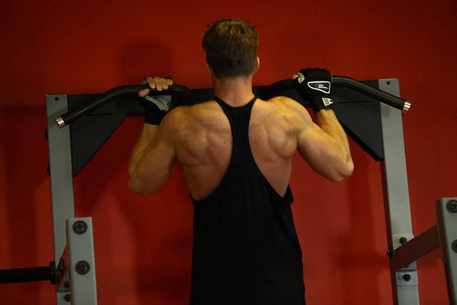 Mixed Grip Chin: finishing position