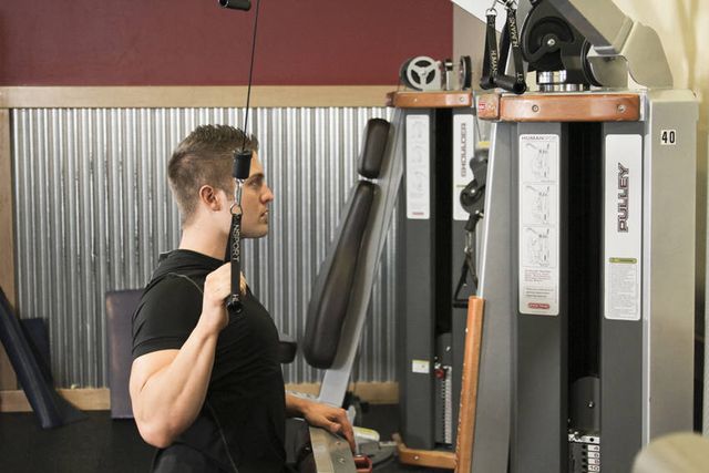 One Arm Lat Pulldown: finishing position