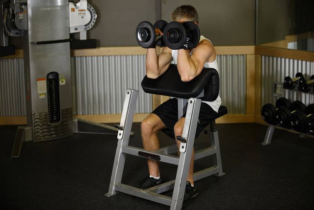 Preacher Hammer Dumbbell Curl: finishing position