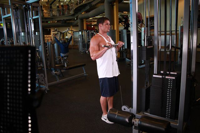 Reverse Cable Curl: starting position