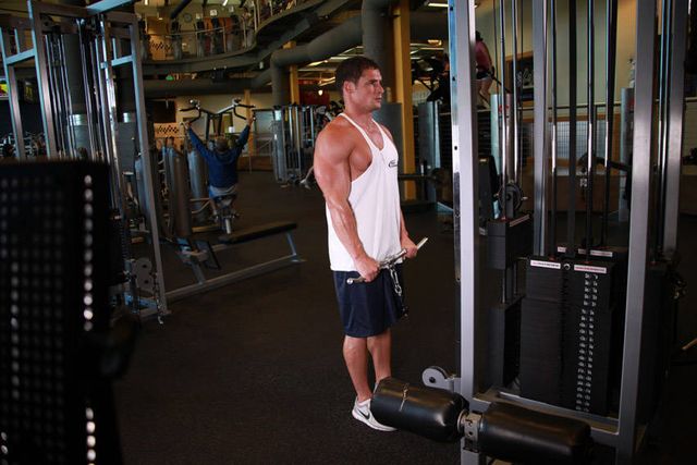Reverse Cable Curl: finishing position