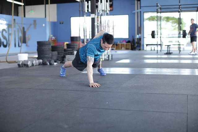 Single-Arm Push-Up: finishing position