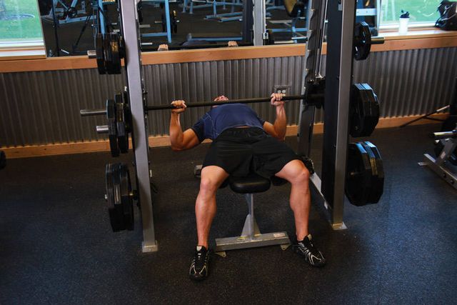Smith Machine Bench Press: starting position
