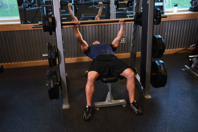 Smith Machine Bench Press: finishing position