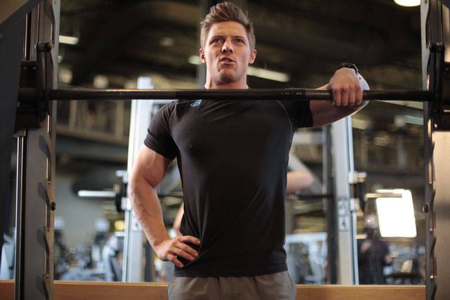 Smith Machine One-Arm Upright Row: finishing position