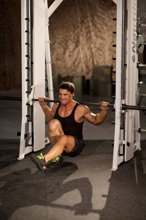 Smith Machine Pistol Squat: finishing position