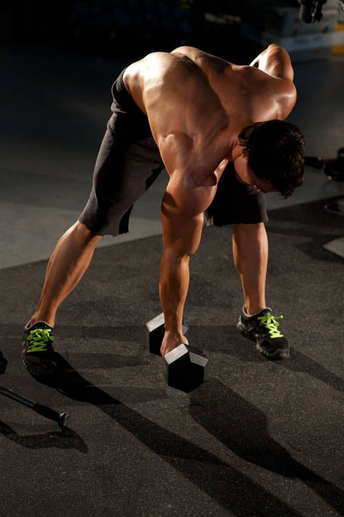Standing Concentration Curl: starting position