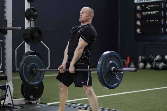 Sumo Deadlift: finishing position
