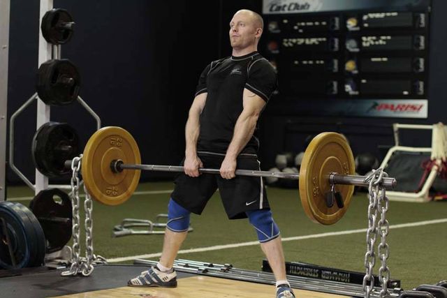 Sumo Deadlift with Chains: finishing position