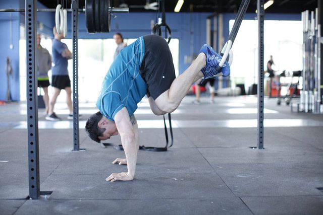 Suspended Reverse Crunch: finishing position