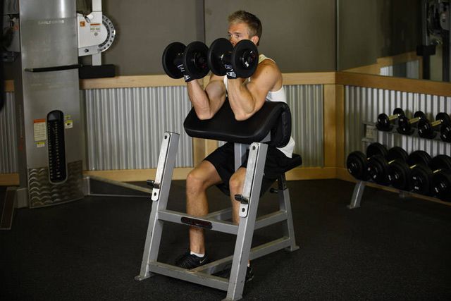 Two-Arm Dumbbell Preacher Curl: finishing position