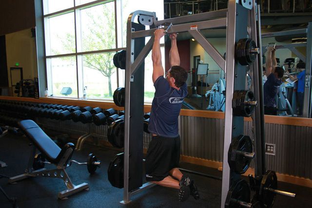 V-Bar Pullup: finishing position
